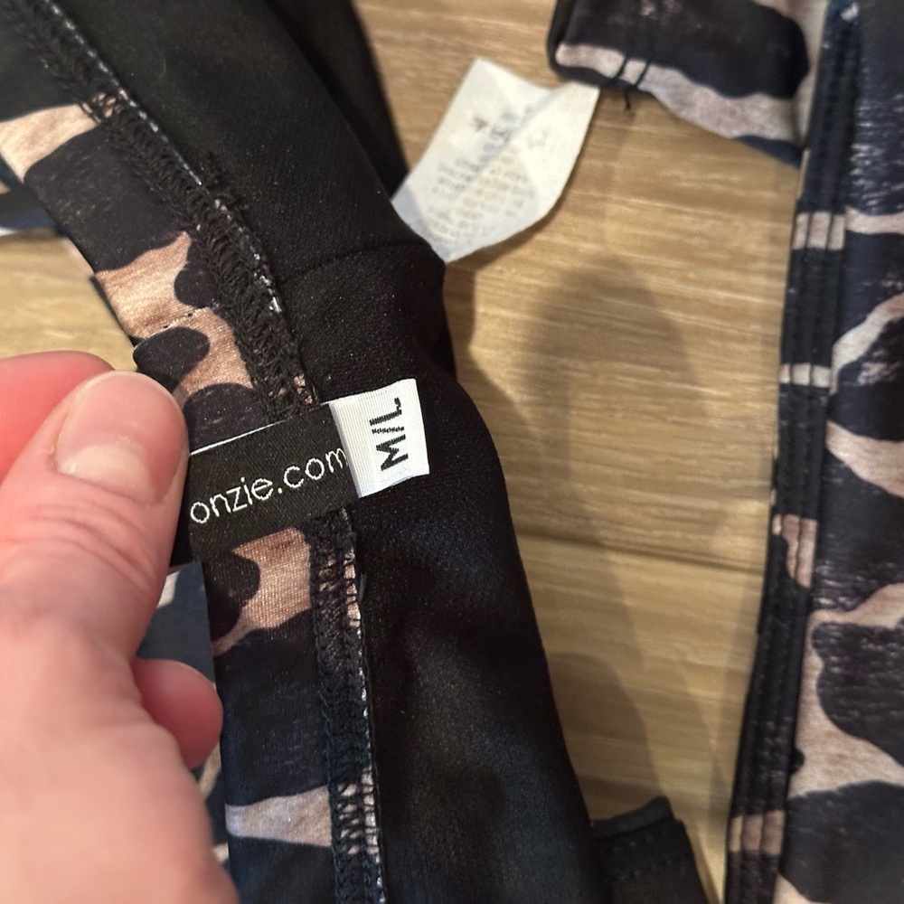 Onzie Giraffe Patterned Activewear - image 8